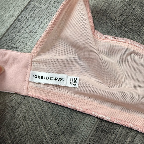 40C Torrid‎ Light Pink Lace Bra - Picture 10 of 15